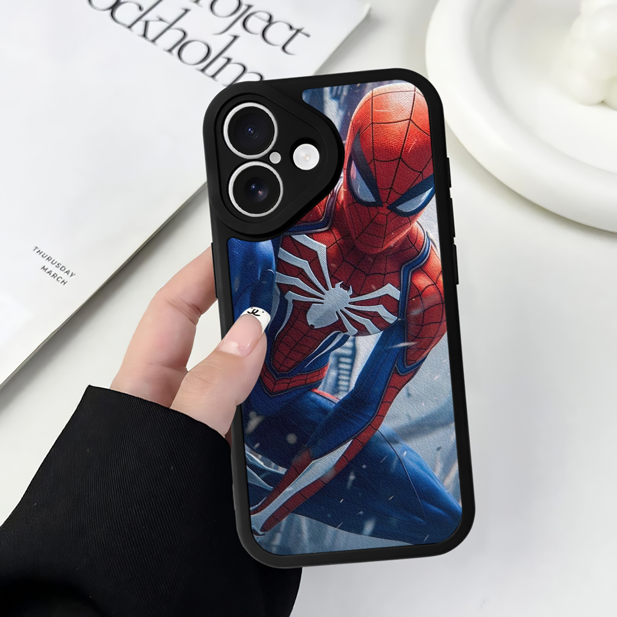 Spider Man スパイダーマン 【iPhone 16シリーズ対応】シリコンスマホケース（レザー調） 材質：シリコン